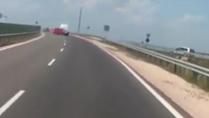 Veszélyes manőver az autópályán - videó