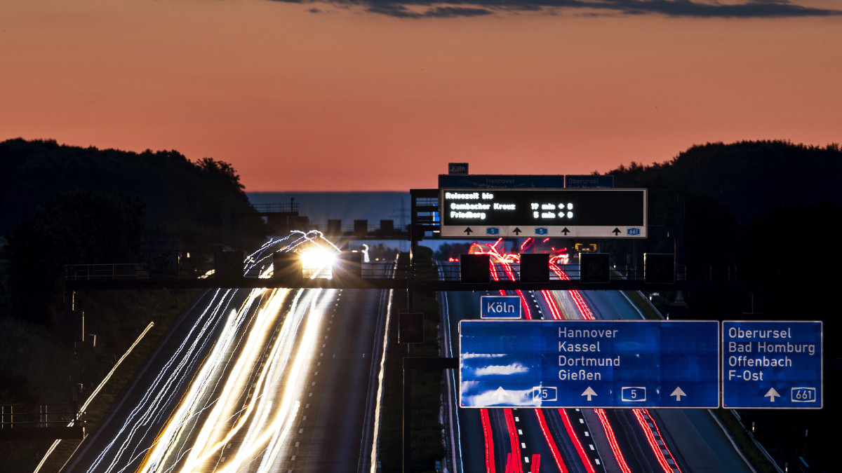 Autópályán haladó járművek napkeltekor Frankfurtban 2019. június 14-én.