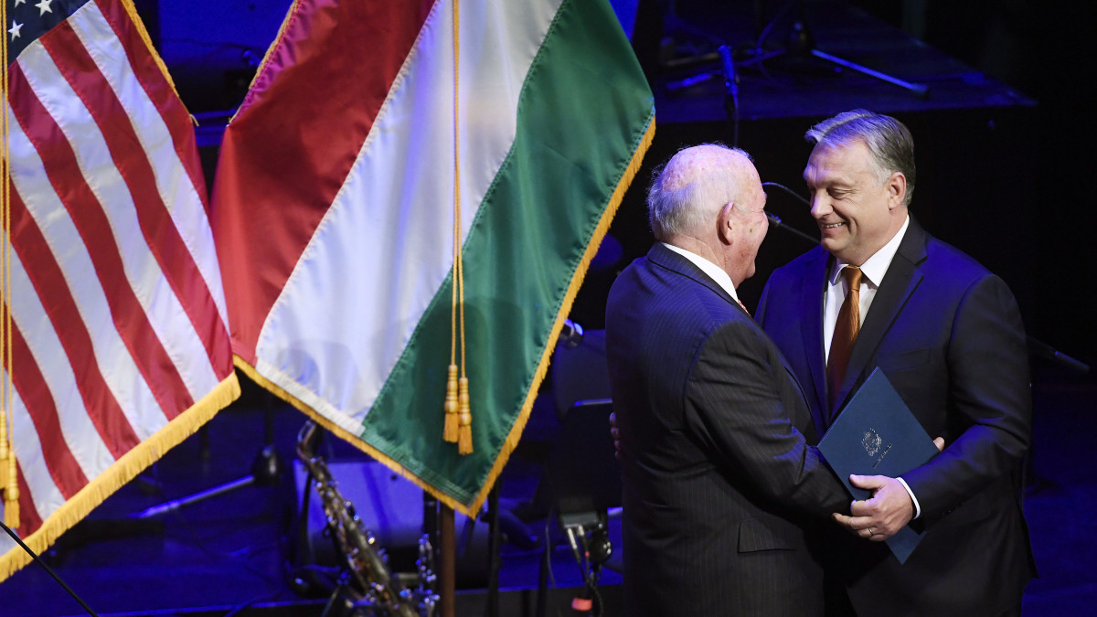 David B. Cornstein, az Egyesült Államok budapesti nagykövete (b) és Orbán Viktor miniszterelnök az amerikai nemzeti ünnep, a függetlenség napja 243. évfordulója tiszteletére rendezett fogadáson a Budapest Kongresszusi Központban 2019. július 9-én.