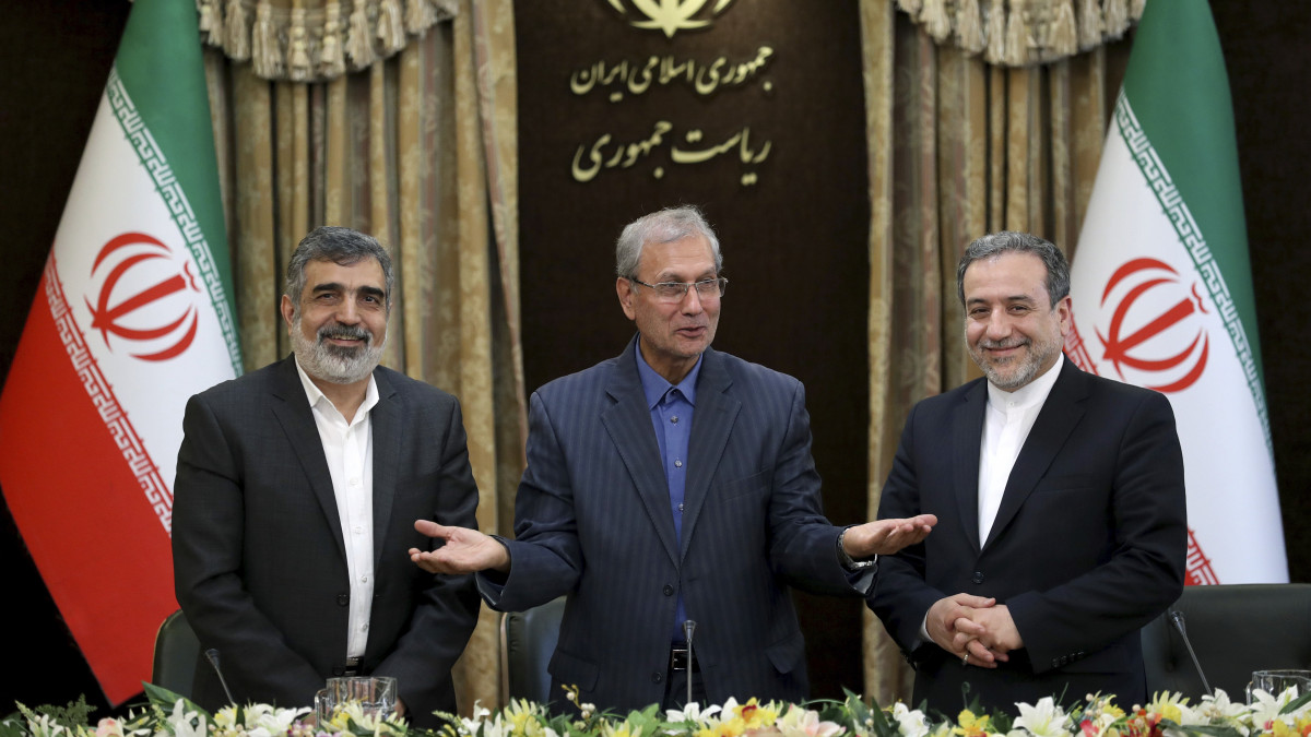 Behrúz Kamalvandi, az Iráni Atomenergia Szervezet szóvivője, Ali Rabiei kormányszóvivő és Abbász Aragcsi külügyminiszter-helyettes (b-j) sajtóértekezletet tart Teheránban 2019. július 7-én. Hivatalos bejelentés szerint Irán megkezdi a megengedettnél magasabb fokon dúsított urán előállítását, és hatvan nap múlva újabb kötelezettségvállalásait vonja vissza, amennyiben az atomalku többi tagja nem tesz lépéseket a Teheránt sújtó amerikai szankciókkal szemben.