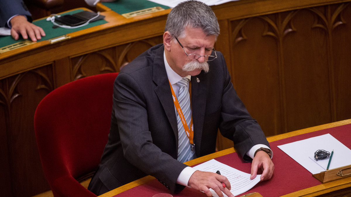 Kövér László házelnök szavaz a 2020. évi költségvetés módosítását célzó javaslatról az Országgyűlés plenáris ülésén 2019. július 8-án.