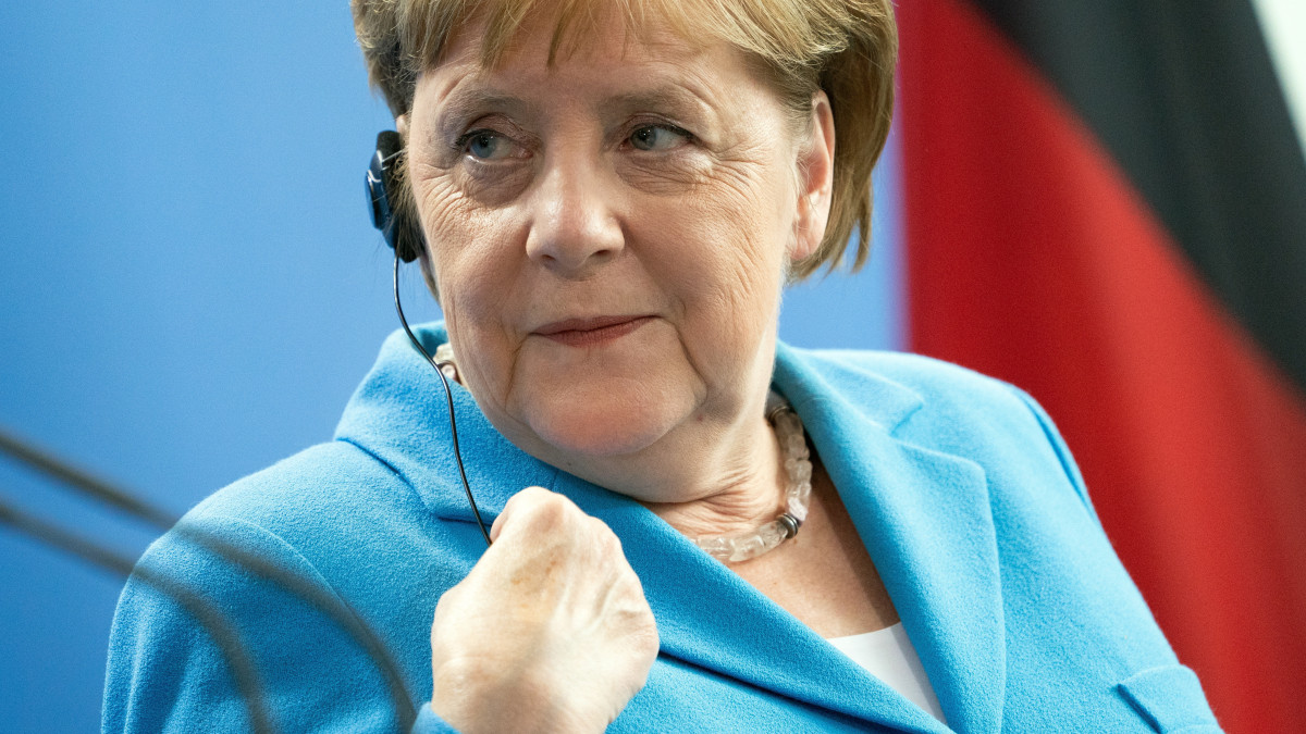 Angela Merkel német kancellár az Antti Rinnével, az Európai Unió soros elnökségét betöltő Finnország miniszterelnökével tartott sajtóértekezleten a berlini kancellári hivatalban 2019. július 10-én.