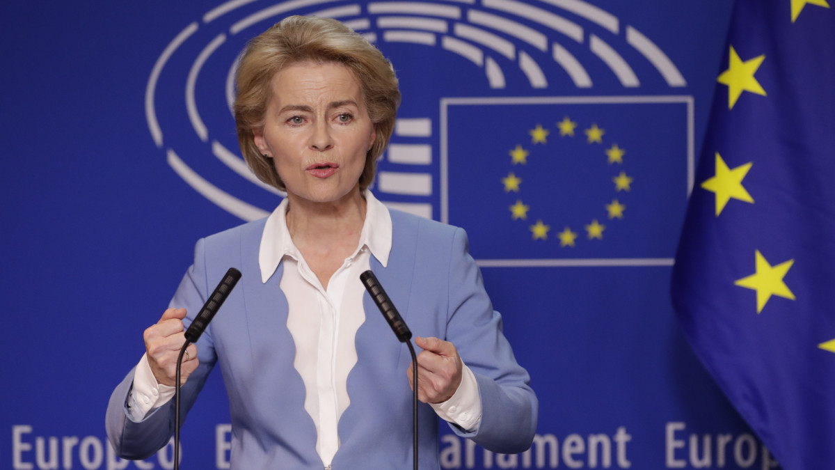 Az Európai Bizottság élére jelölt Ursula von der Leyen német védelmi miniszter sajtóértekezletet tart az EP brüsszeli épületében 2019. július 10-én, miután találkozott a képviselőtestület házbizottságaként működő, Elnökök Konferenciájának tagjaival.