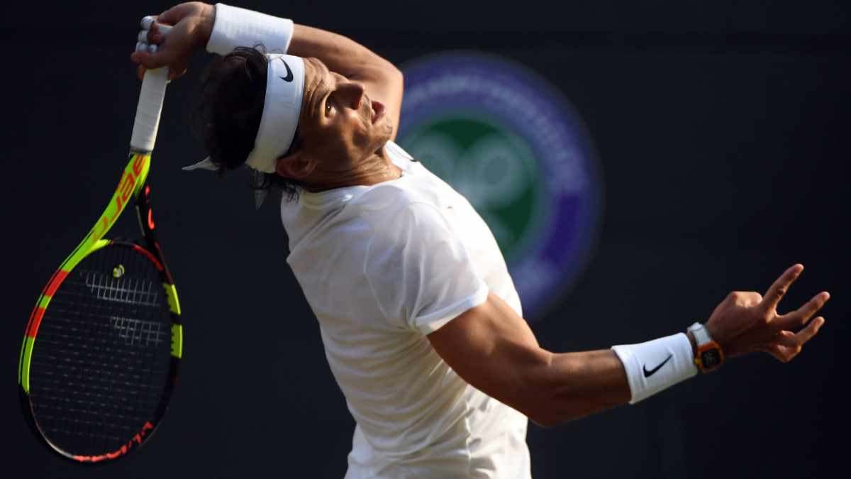 A spanyol Rafael Nadal az amerikai Sam Querrey ellen játszik a wimbledoni teniszbajnokság férfi egyesének negyeddöntőjében 2019. július 10-én.