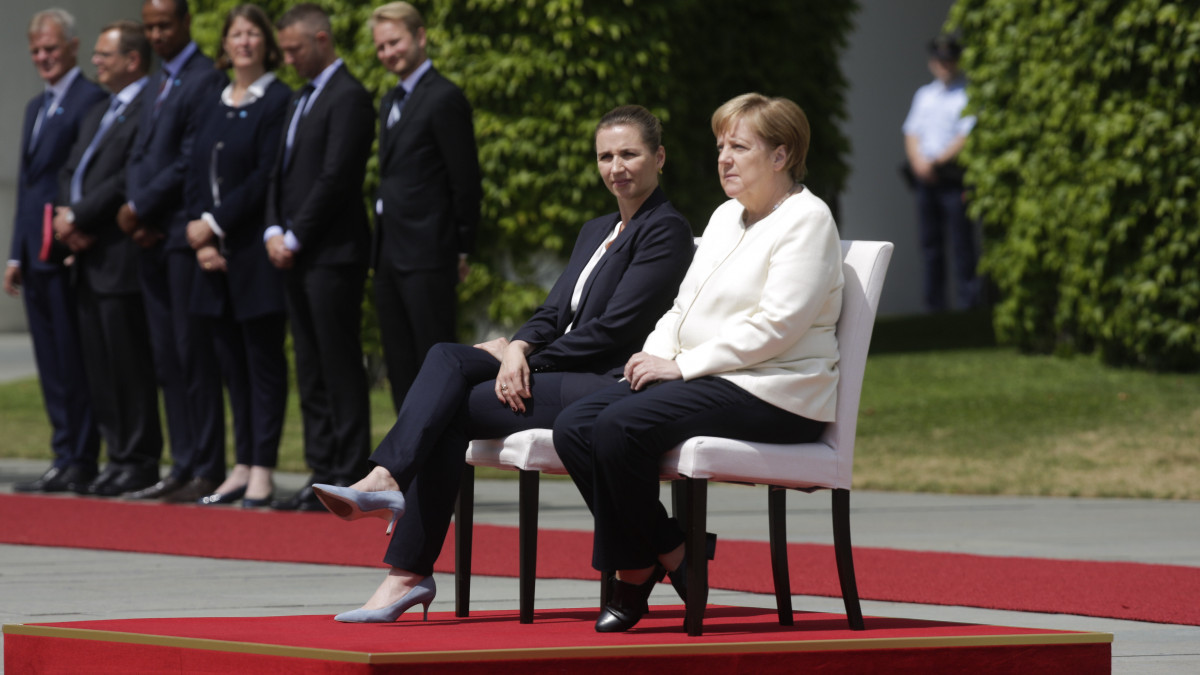 A hivatalos látogatáson Németországban tartózkodó Mette Frederiksen új dán miniszterelnök (b) és Angela Merkel német kancellár a berlini kancellári hivatal előtt tartott fogadási ünnepségen 2019. július 11-én.