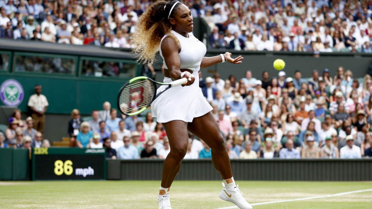 Az amerikai Serena Williams honfitársa, Alison Riske ellen játszik a wimbledoni teniszbajnokság női egyesének negyeddöntőjében 2019. július 9-én.