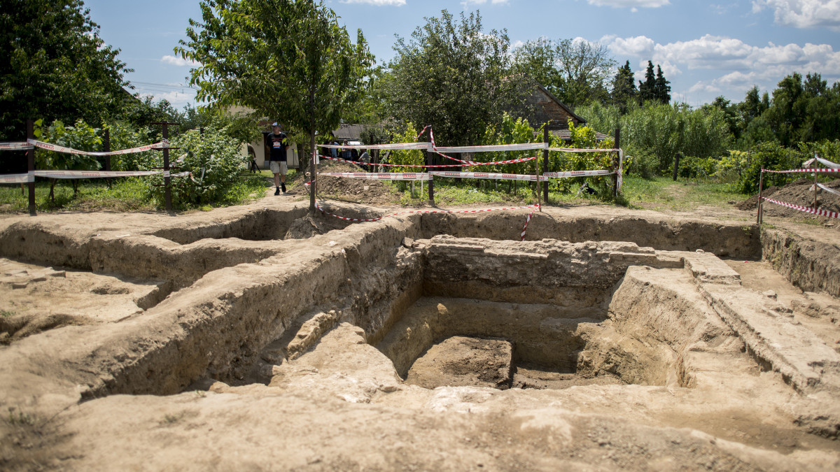 A derviskolostor maradványai Szulejmán szultán Szigetvár melletti sírkomplexumának régészeti feltárásán 2019. július 11-én. A türbétől északra egy új épületmaradványt találtak ott, ahol Esterházy Pál az 1664-es látogatásakor feltüntette a komplexum alaprajzában a katonai barakkot. Már folynak a XVI. századi oszmán türbe körüli területtel kapcsolatos kulturális-turisztikai tervezések.