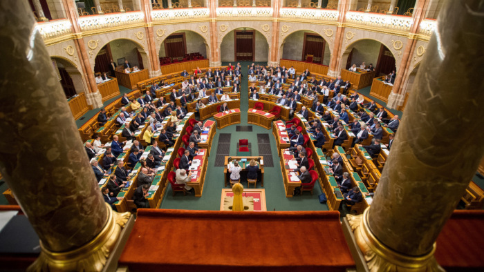 Új alkotmánybíróról és a legfőbb ügyészről szavaznak a Parlamentben