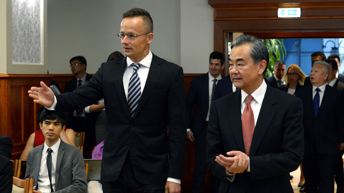 Vang Ji kínai külügyminiszter (j) és Szijjártó Péter külgazdasági és külügyminiszter a tárgyalásukat követően tartott sajtótájékoztatóra érkezik a Külgazdasági és Külügyminisztériumban 2019. július 12-én.
