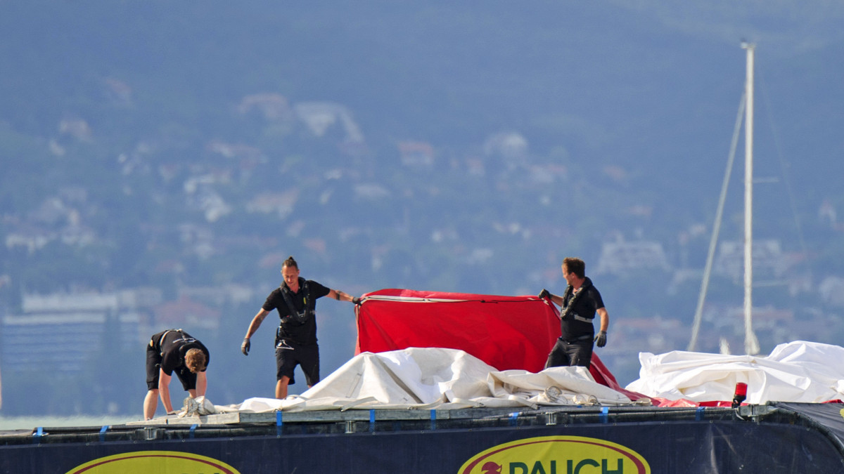A technikai személyzet tagjai bontanak egy pilont a Red Bull Air Race magyarországi helyszínén, Zamárdiban, ahol törölték a szabadedzés összes repülését üzemanyag-szállítási problémákra hivatkozva 2019. július 12-én.