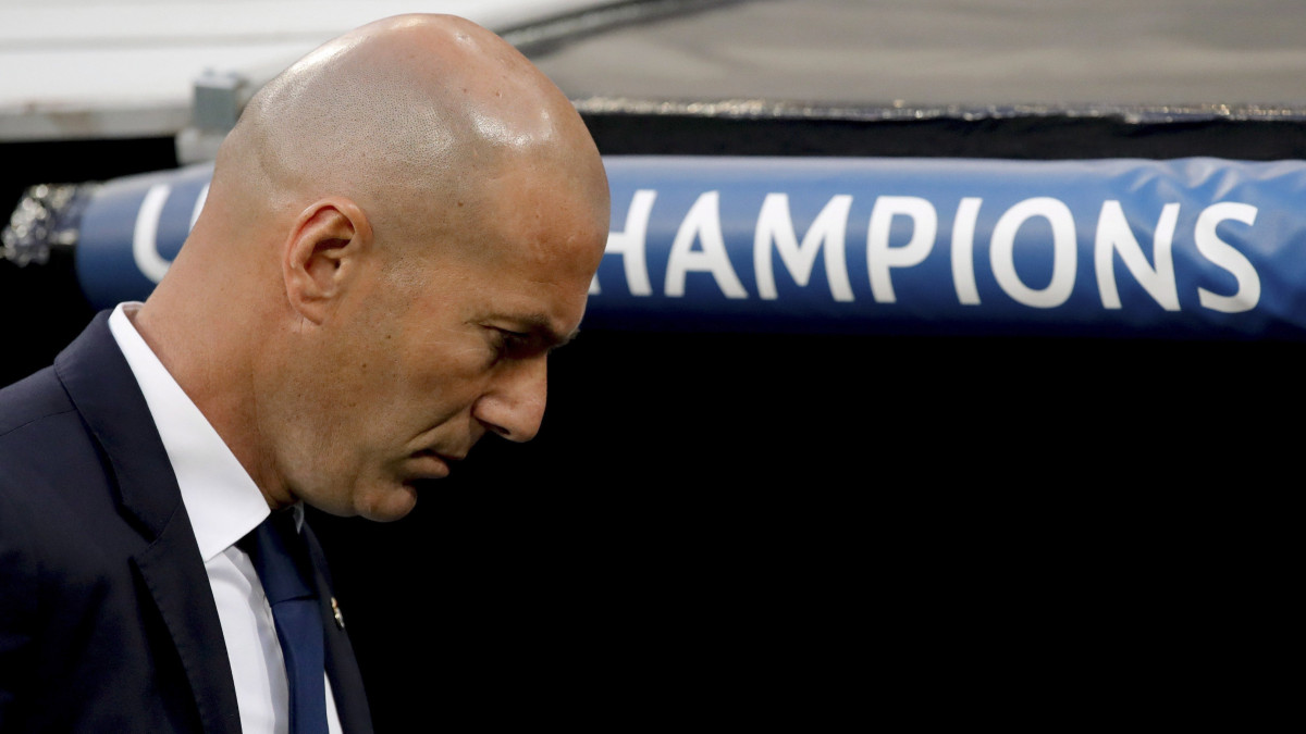 Madrid, 2017. április 18.Zinedine Zidane, a spanyol Real Madrid francia vezetőedzője a Bayern München elleni labdarúgó Bajnokok Ligája negyeddöntő visszavágó mérkőzésen a madridi Santiago Bernabeu stadionban 2017. április 18-án. (MTI/EPA/Juanjo Martin)