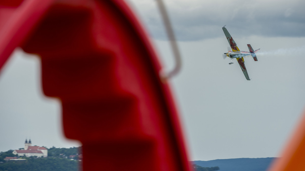 A cseh Martin Sonka repül a Balaton felett a Red Bull Air Race magyarországi futamának szabadedzésén Zamárdinál 2019. július 13-án.