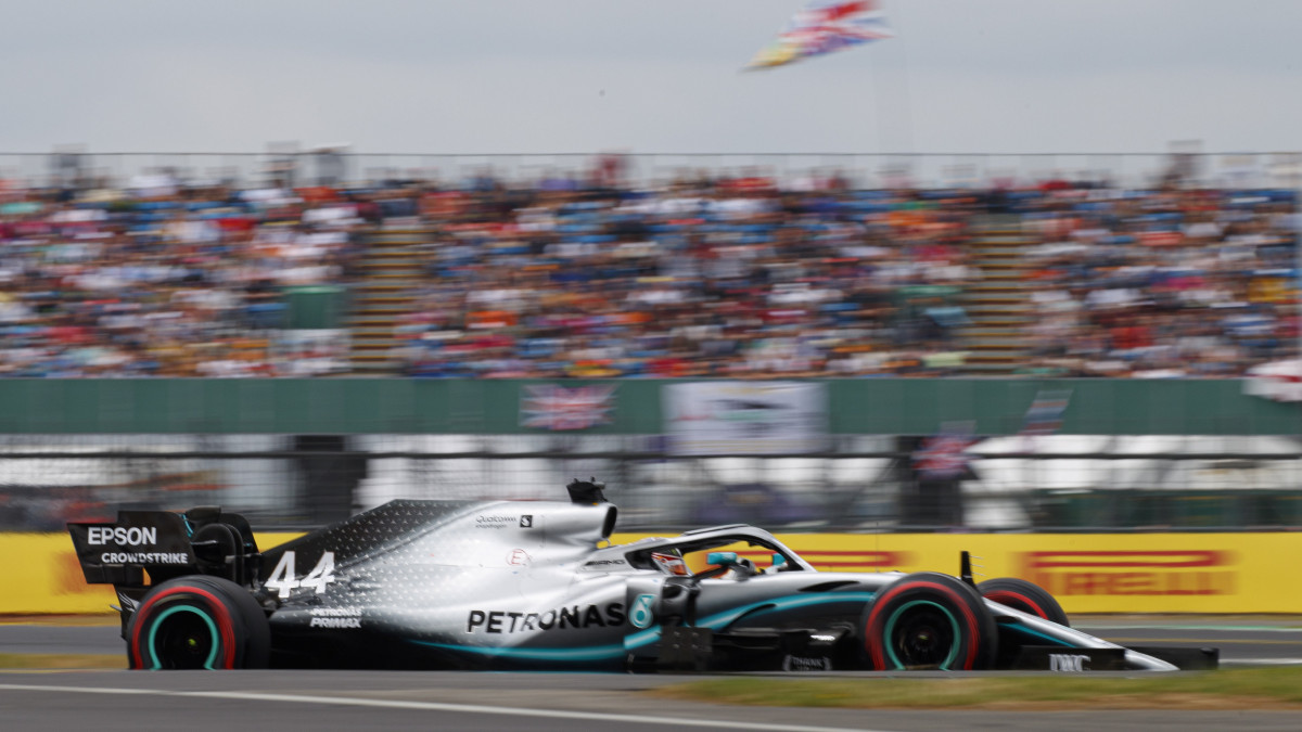 Lewis Hamilton, a Mercedes brit versenyzője a Forma-1-es autós gyorsasági világbajnokság Brit Nagydíjának időmérő edzésén a silverstone-i pályán 2019. július 13-án. Hamilton a második rajthelyről indulhat a másnapi futamon.