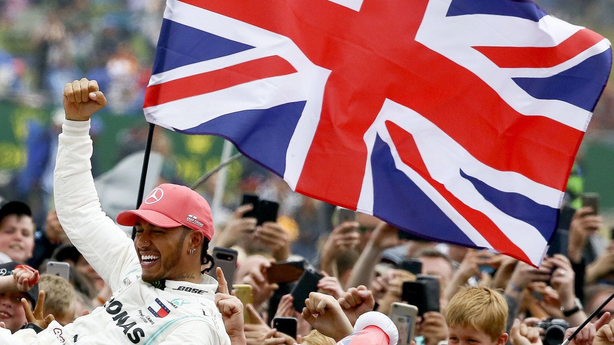 A címvédő és ötszörös világbajnok Lewis Hamilton, a Mercedes brit versenyzője ünnepel, miután megnyerte a Forma-1-es autós gyorsasági világbajnokság Brit Nagydíját a silverstone-i pályán 2019. július 14-én.