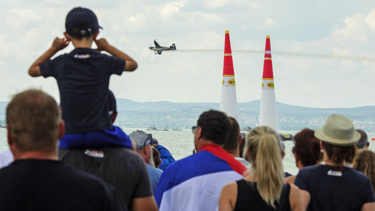 A későbbi győztes ausztrál Matt Hall repül a Balaton felett a Red Bull Air Race magyarországi futamán Zamárdinál 2019. július 14-én.