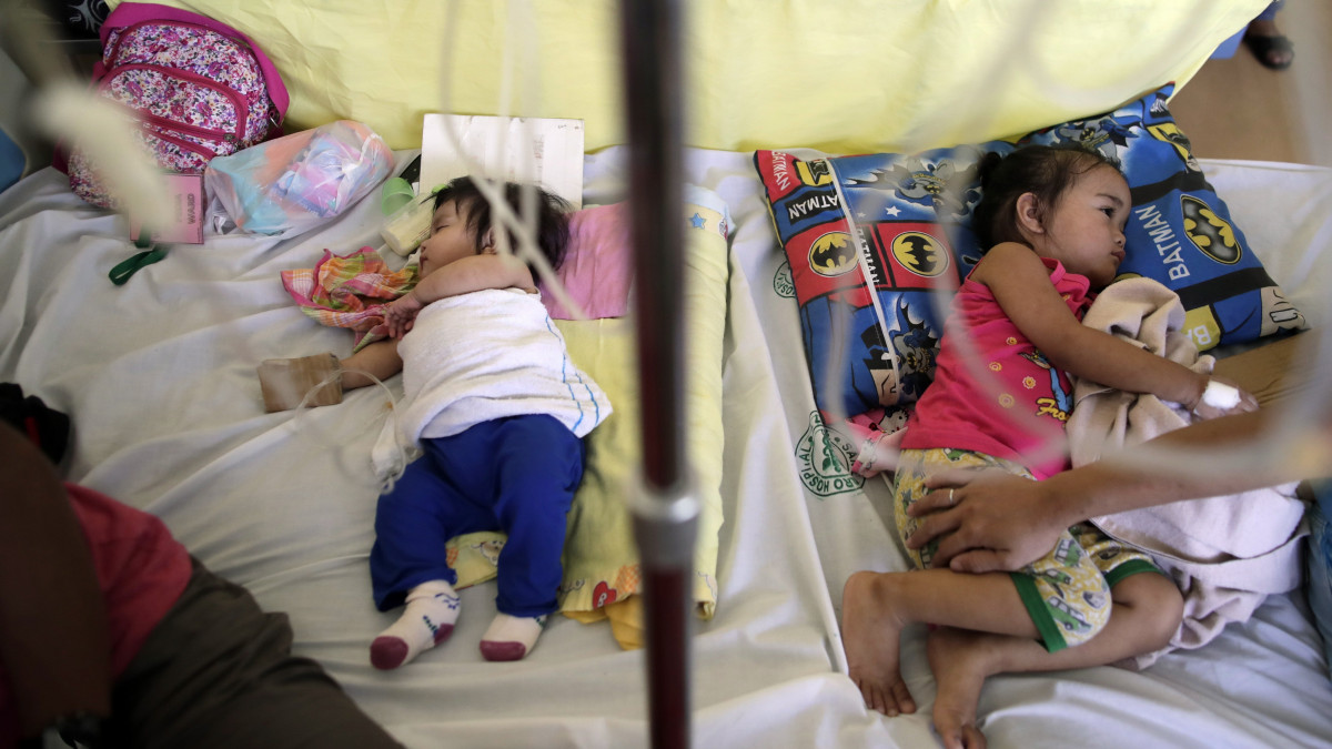Kanyaróval fertőzött Fülöp-szigeteki gyerekek egy manilai közkórházban 2019. február 7-én. A cseppfertőzéssel terjedő betegség az utóbbi időben 22 ember halálát okozta Luzon szigetén és a Visayan-szigeteken, az áldozatok többsége négyéves kor alatti gyermek.