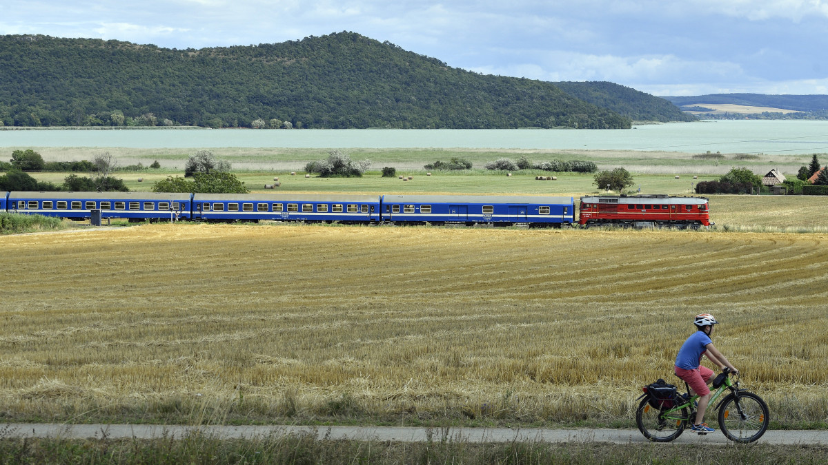 Az M62,194-es dízelmozdony továbbítja a Tekergő gyorsvonatot Aszófőnél 2019. július 13-án. A MÁV Start Zrt. a vasutasnap alkalmából nosztalgia-hétvégét rendezett a Balaton északi partján, a rendezvény során az ötven évnél idősebb, népszerű dízelmozdonyok vontatják a menetrendszerinti vonatokat.