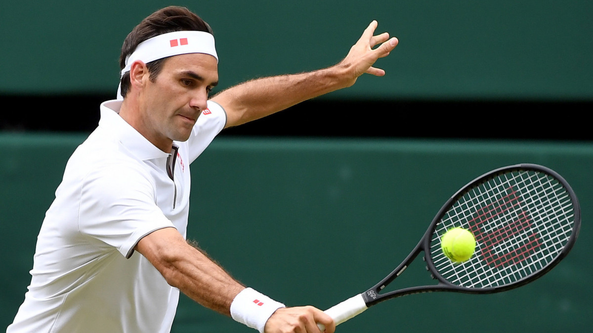A svájci Roger Federer a szerb Novak Djokovic ellen játszik a wimbledoni teniszbajnokság férfi egyesének döntőjében 2019. július 14-én.