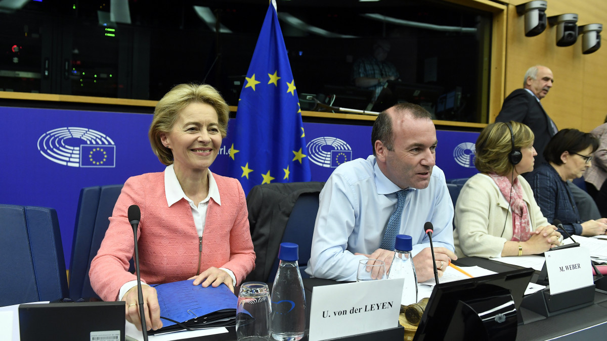 Az Európai Bizottság élére jelölt Ursula von der Leyen német védelmi miniszter és Manfred Weber, az Európai Néppárt (EPP) európai parlamenti frakcióvezetője az EPP-képviselőcsoport ülésén az Európai Parlamentben (EP) Strasbourgban 2019. július 15-én.