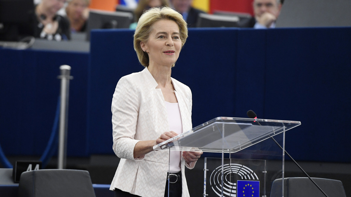 Ursula von der Leyen, az Európai Bizottság (EB) elnöki posztjának várományosa beszédet mond az Európai Parlament (EP) plenáris ülésén Strasbourgban 2019. július 16-án.