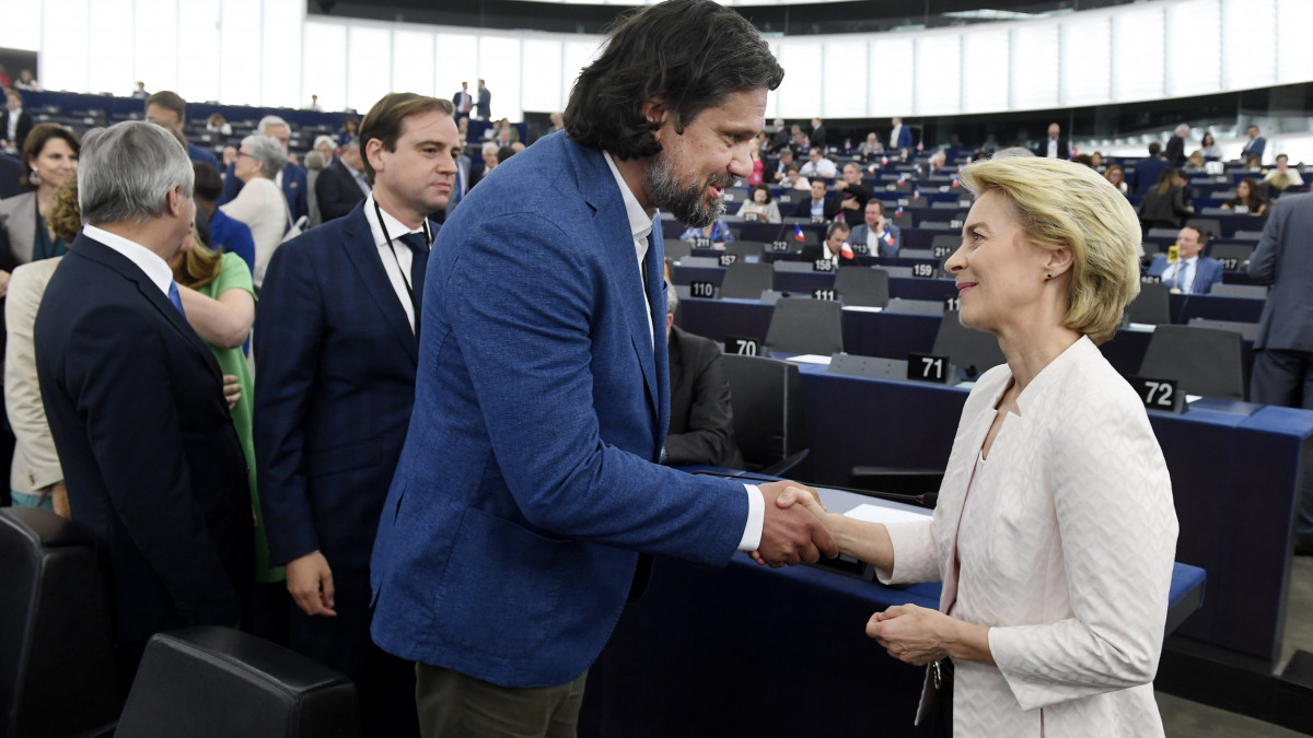 Az Európai Bizottság elnökének megválasztott Ursula von der Leyen német kereszténydemokrata politikusnak gratulál Deutsch Tamás, a Fidesz-KDNP képviselője az Európai Parlament (EP) plenáris ülésén Strasbourgban 2019. július 16-án.