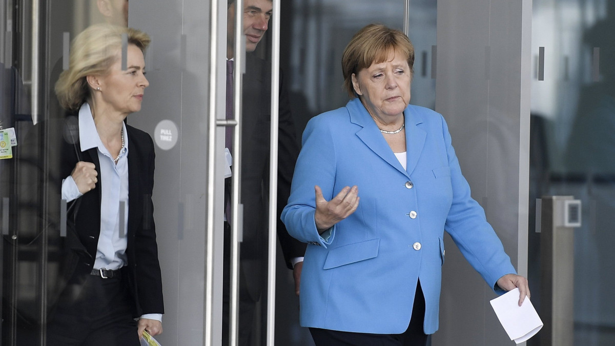 Brüsszel, 2018. július 12.Angela Merkel német kancellár (j) és Minister Ursula von der Leyen német védelmi miniszter sajtóértekezletre érkezik a NATO kétnapos brüsszeli csúcsértekezletének második napján, 2018. július 12-én. (MTI/EPA/Christian Bruna)
