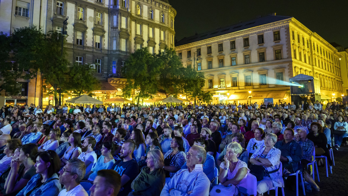 Nézők a Volt egyszer egy Vadnyugat című film vetítésén a Budapesti Klasszikus Film Maratonon a Szent István téren 2018. szeptember 6-án.