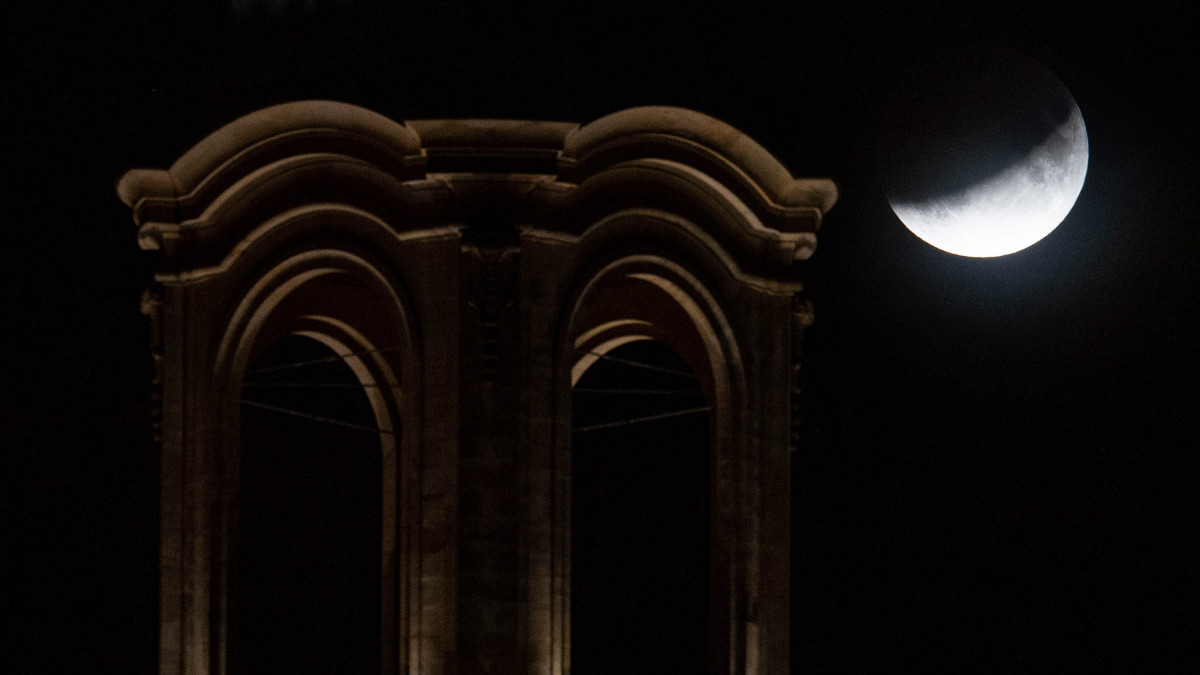 Részleges holdfogyatkozás a drezdai Boldogasszony-templom felett 2019. július 16-án. A holdfogyatkozás csillagászati jelenség, amelynek során a Hold részben vagy egészen a Föld árnyékába kerül.