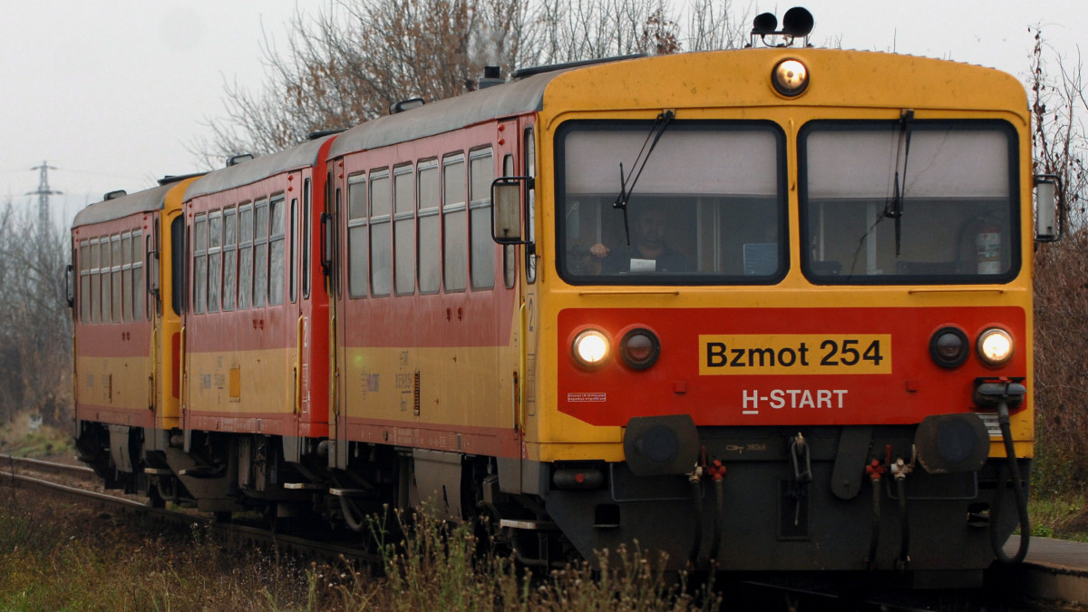Vasúti szárnyvonalon közlekedő MÁV Start BZMOT személyszállító szerelvény.