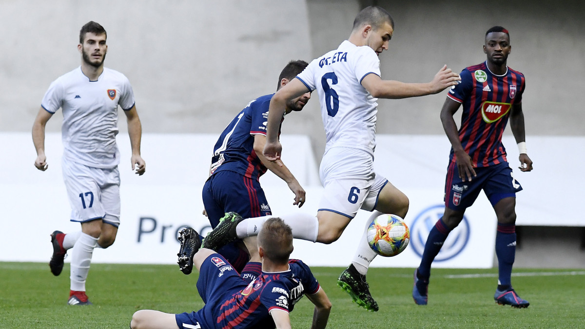A fehérvári Ivan Petrjak (alul) és a montenegrói Srdjan Krstovic a labdarúgó Európa-liga selejtezőjének első fordulójában játszott Fehérvár FC - Zeta mérkőzésen a felcsúti Pancho Arénában 2019. július 18-án.