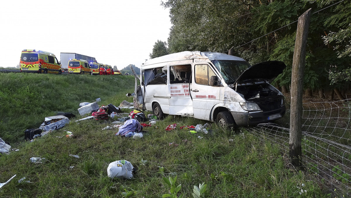 Összeroncsolódott mikrobusz az M5-ös autópálya mellett, Kiskunfélegyháza határában 2019. július 19-én. A gépjármű összeütközött egy kamionnal, majd letért az útról és a vadkerítést átszakítva állt meg. A balesetben a kisbuszban utazó négy felnőtt és hat gyermek megsérült, a mentők kórházba vitték őket.