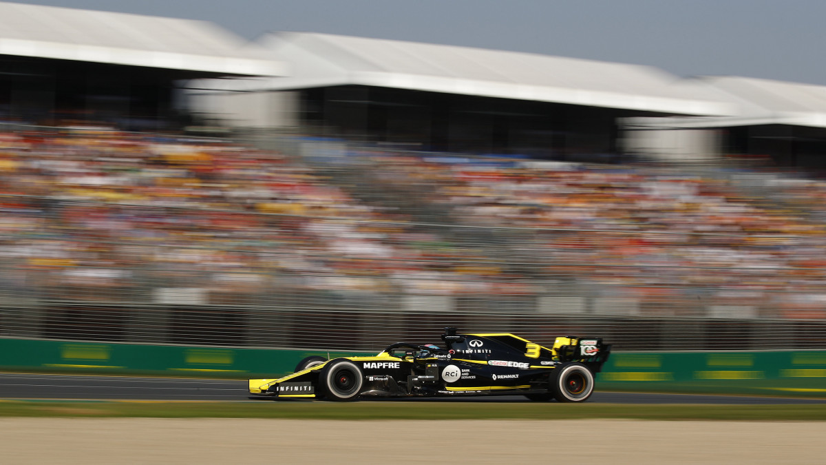 Daniel Ricciardo, a Renault ausztrál versenyzője a Forma-1-es autós gyorsasági világbajnokság Ausztrál Nagydíján a melbourne-i Albert Park-i versenypályáján 2019. március 17-én.