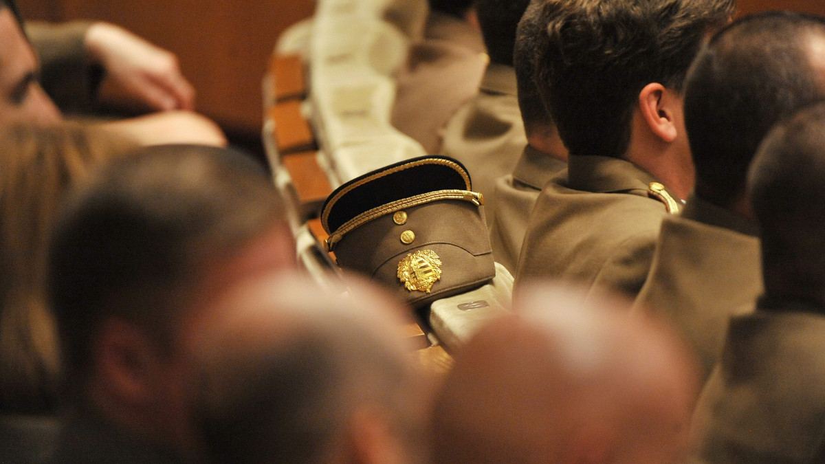 A Katonai Nemzetbiztonsági Szolgálat (KNBSZ) ünnepi állománygyűlésének résztvevői ülnek Budapesten, a Stefánia-palotában.