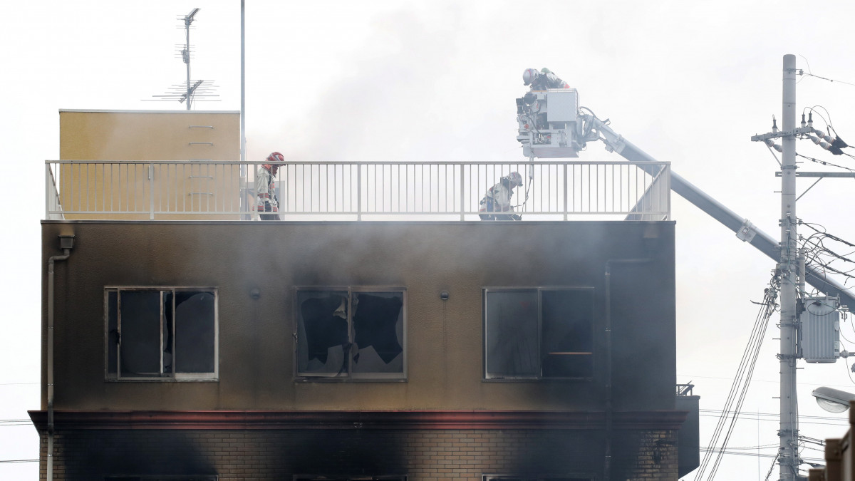 Tűzoltók dolgoznak a Kyoto Animation filmstúdió háromszintes épületében, amelyben szándékos gyújtogatás miatt tűz keletkezett 2019. július 18-án. A kiotói filmstúdióba egy férfi rontott be, és egyelőre ismeretlen folyadékot locsolt szét, majd meggyújtotta. A tűzvészben legkevesebb 12 ember életét vesztette, harminchat embert kórházba szállítottak.