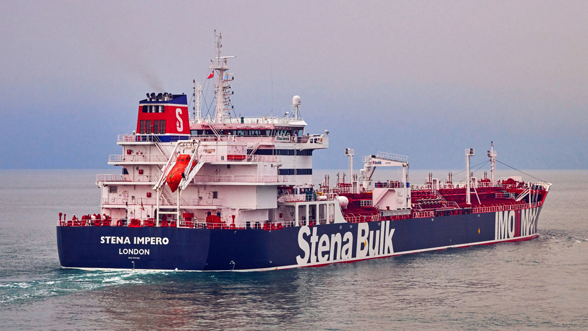 A Stena Bulk hajózási vállalat 2018. október 2-i felvétele a tulajdonában levő Stena Impero nevű brit tartályhajóról. Meg nem erősített hírek szerint az iráni Forradalmi Gárda 2019. július 19-én lefoglalta a brit tankert a Hormuzi-szorosban. Egy nappal korábban a Boxer nevű amerikai hadihajó lelőtt egy iráni drónt a Perzsa-öbölt az Ománi-öböllel összekötő tengerszorosban.