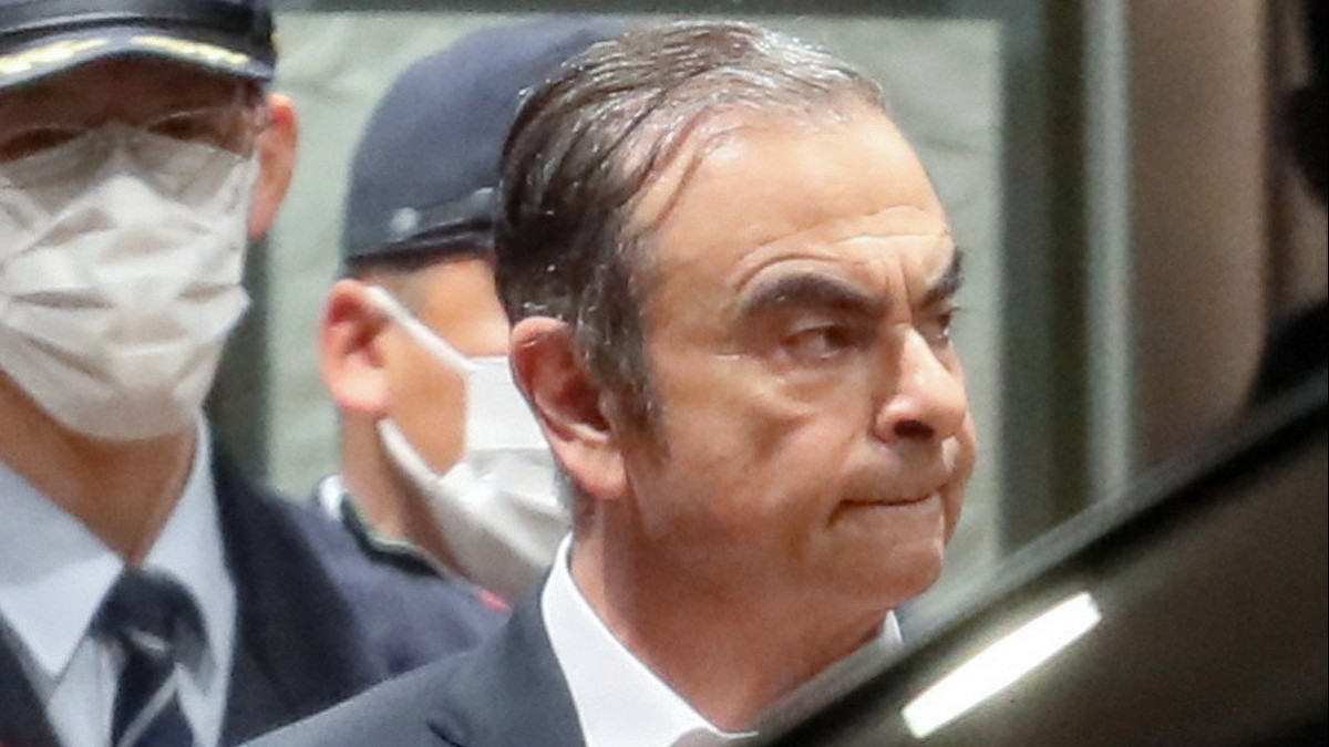 A Japánban pénzügyi visszaélésekkel vádolt Carlos Ghosn, a Nissan járműgyártó cég leváltott elnöke távozik a Tokiói Fogvatartói Központból 2019. április 25-én. A leváltott Nissan-vezér ügyében az illetékes japán bíróság ezen a napon 500 millió jen, vagyis mintegy 1,3 milliárd forint óvadékot állapított meg.