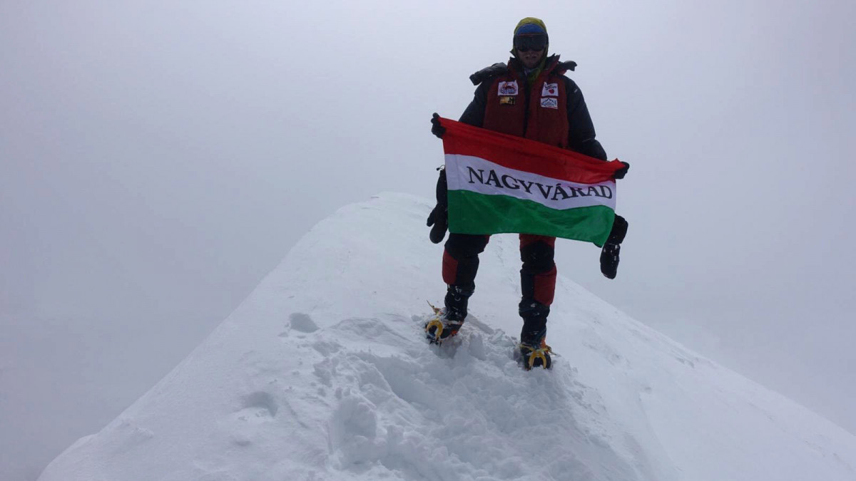 A Kalifa Alpin Csapat által közreadott képen Varga Csaba, a csapat erdélyi magyar hegymászója a kínai-pakisztáni határon, a Himalájában, a 8080 méteres Hidden Peak (Gasherbrum 1) csúcsán 2019. július 19-én.