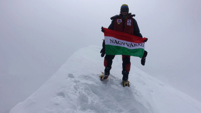 Hóviharban, 8 ezer méter fölött a magyar zászló