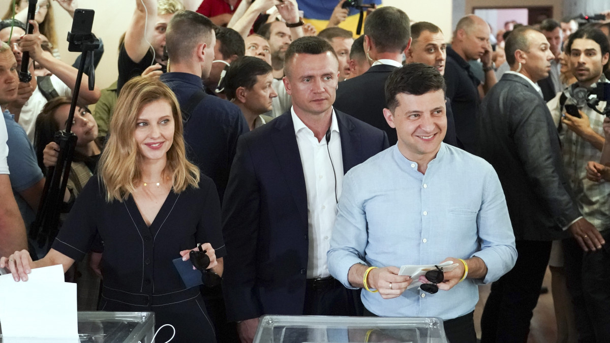 Volodimir Zelenszkij államfő szavaz felesége, Olena Zelenszka társaságában az előrehozott ukrán parlamenti választáson Kijevben 2019. július 21-én. Zelenszkij május 20-i beiktatatása után jelentette be, hogy feloszlatja a törvényhozást és rendkívüli választást ír ki.