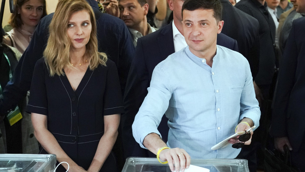 Volodimir Zelenszkij államfő szavaz felesége, Olena Zelenszka társaságában az előrehozott ukrán parlamenti választáson Kijevben 2019. július 21-én. Zelenszkij május 20-i beiktatatása után jelentette be, hogy feloszlatja a törvényhozást és rendkívüli választást ír ki.
