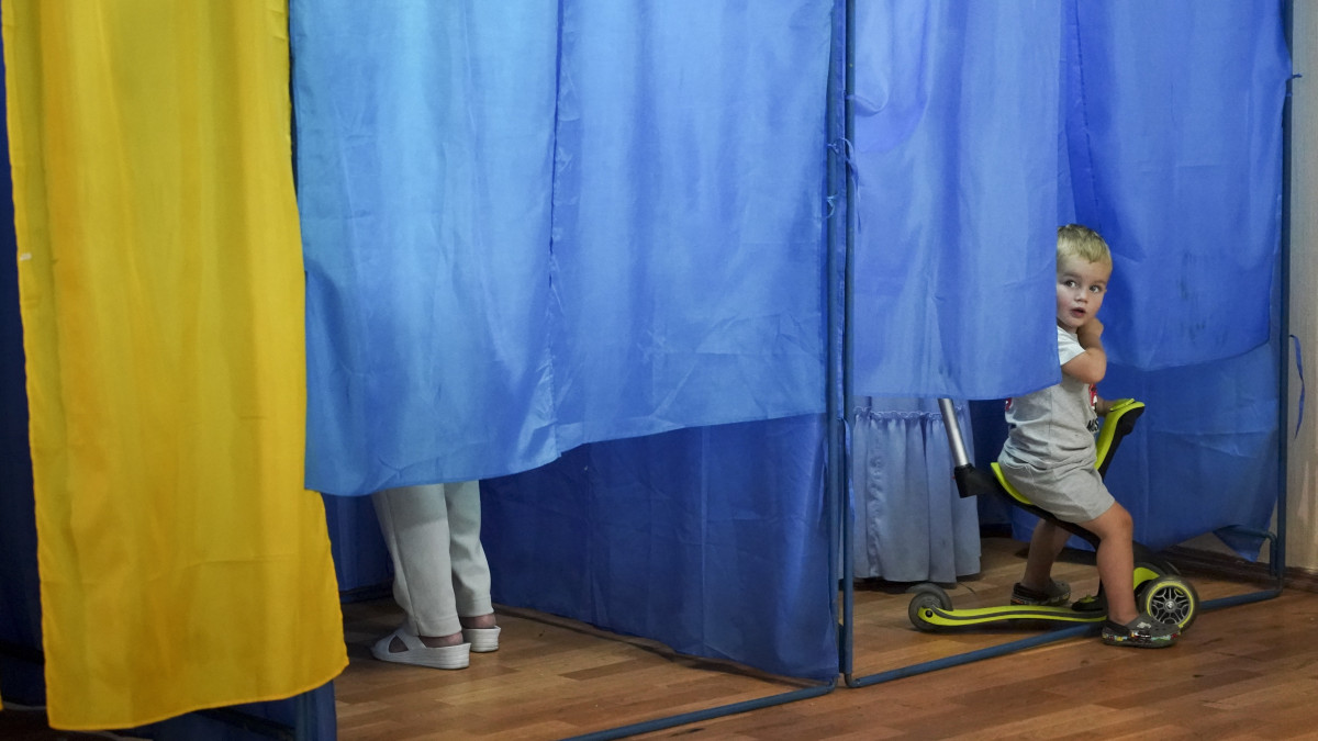 Gyerek egy szavazófülkében az előrehozott ukrán parlamenti választáson Kijevben 2019. július 21-én. Volodimir Zelenszkij május 20-án beiktatott államfő közvetlenül megválasztása után bejelentette, hogy feloszlatja a törvényhozást és rendkívüli választást ír ki.