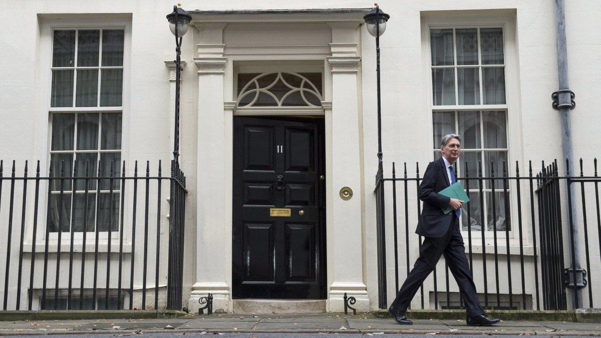 London, 2016. november 23.Philip Hammond pénzügyminiszter elindul rezidenciájáról, a londoni Downing Street 11-ből a parlamentbe, hogy megtartsa a brit EU-tagságról rendezett népszavazás utáni első, a költségvetésről szóló, őszi parlamenti beszámolóját 2016. november 23-án. (MTI/EPA/Will Oliver)