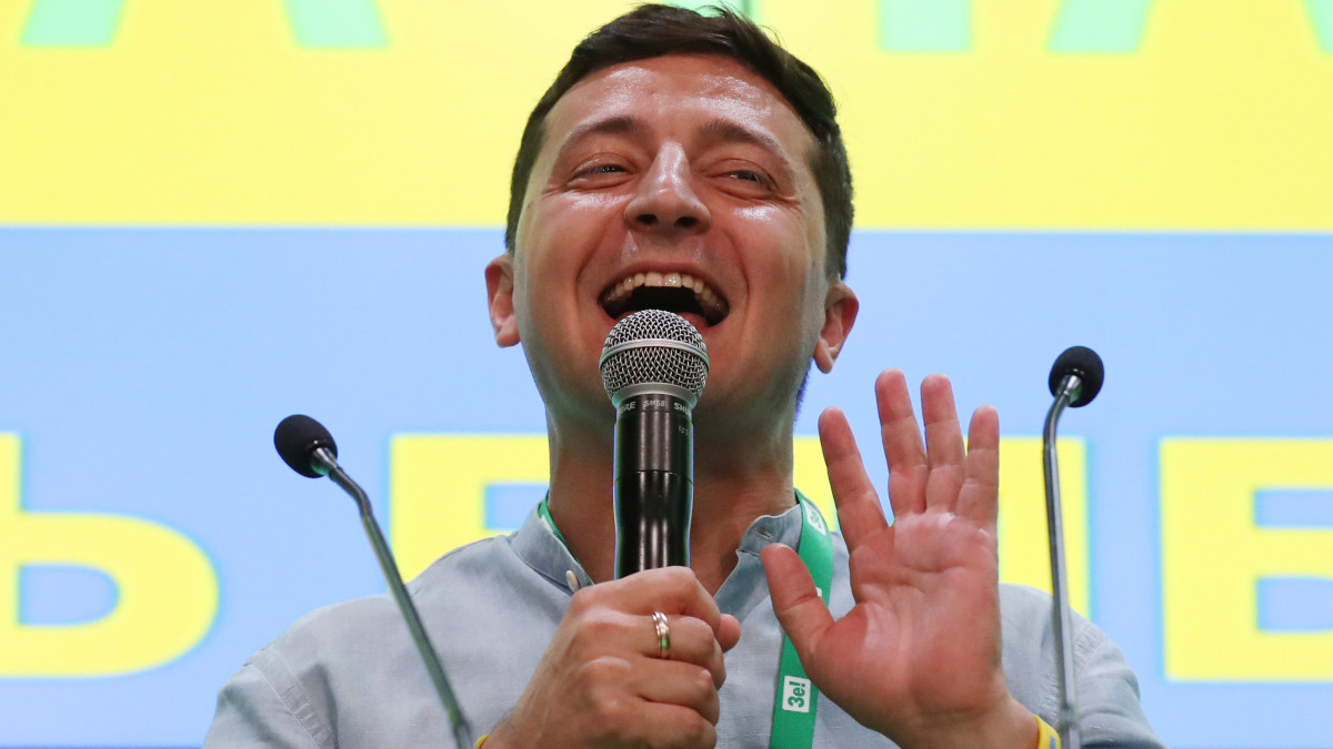 Volodimir Zelenszkij új ukrán elnök sajtóértekezletet tart az előre hozott ukrán parlamenti választás estéjén Kijevben 2019. július 21-én. Az exit poll-felmérések szerint Zelenszkij Nép Szolgája pártja kapta a legtöbb szavazatot.