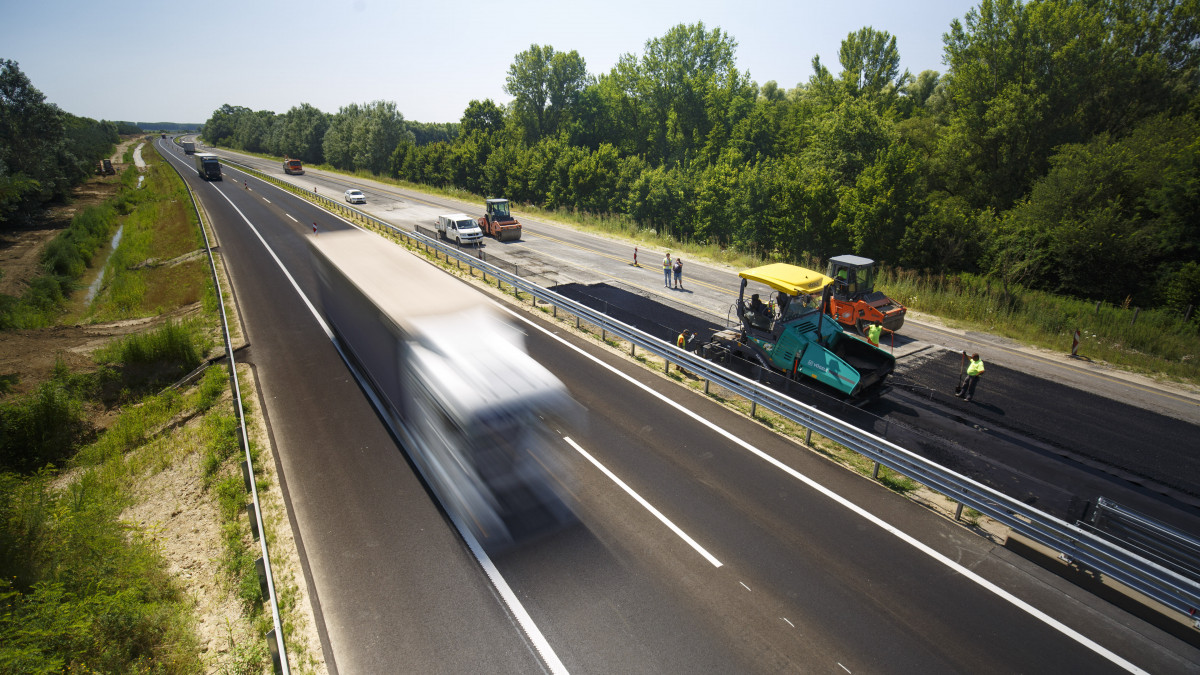 Járművek haladnak az elkészült új útburkolaton a felújítás alatt álló régi út mellett az átépítés alatt álló M70-es autóút Letenye és Tornyiszentmiklós közötti szakaszán, a Zala megyei Murarátkánál 2019. július 16-án. Az M70-es autóút több mint tíz kilométeres, jelenleg kétszer egysávos szakaszát kétszer kétsávos autópályává építik át.