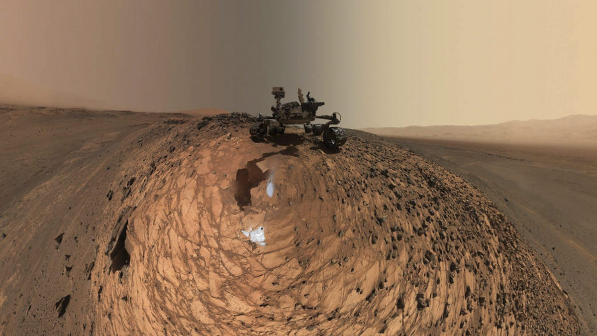 Mars, 2015. augusztus 21.A NASA által 2015. augusztus 20-án közreadott, a Curiosity (Kiváncsiság) önjáró Mars-szonda karjának végén lévő kamerával 2015. augusztus 5-én készített, több tucat felvételből összeállított kép a Curiosityről. Az önarckép egy kőzet-mintavételi helyen, a Marias Pass nevű térségben készült, a Sharp hegy közelében. A felvételt a Mars-jármű robotkarjának végén levő nagyítós fényképező berendezés (Mars Hand Lens Imager - MAHLI) nevű eszköz készítette. (MTI/EPA/NASA/JPL-Caltech/MSSS)