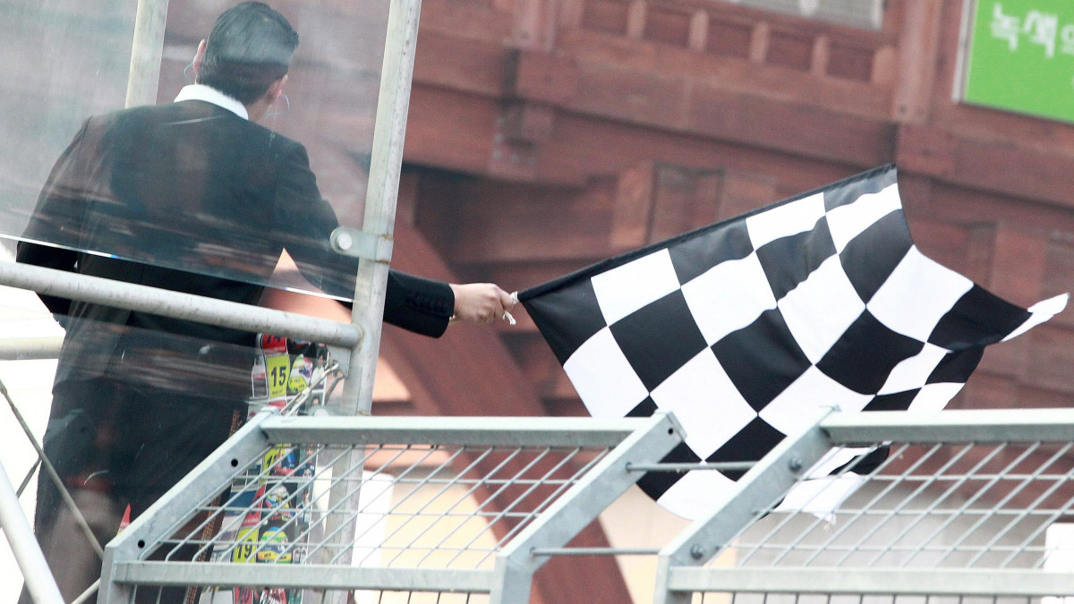 Jeongam, 2012. október 14. Psy dél-koreai rapper fogja a kockás zászlót  a Forma-1-es autós gyorsasági világbajnokság Koreai Nagydíjának végén Jeongamban 2012. október 14-én. A futamot Sebastian Vettel, a Red Bull csapat kétszeres címvédő német versenyzője nyerte.  (MTI/EPA/Diego Azubel)