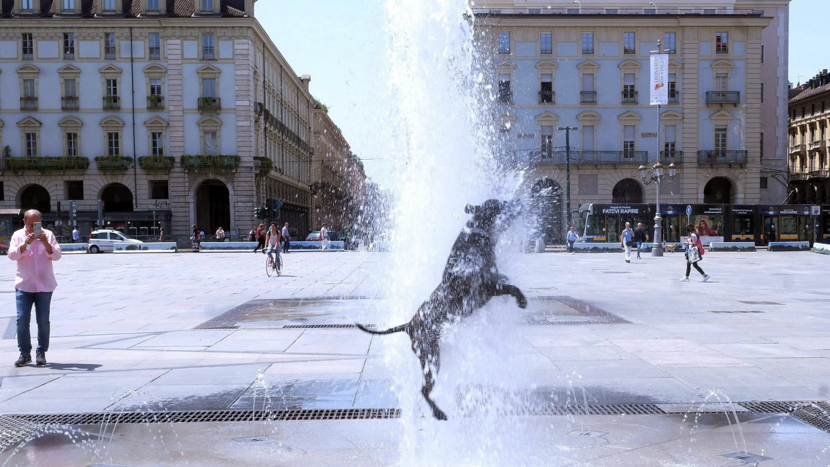 Szökőkút vizében játszik egy kutya Torinóban 2019. július 27-én, amikor a levegő hőmérséklete eléri a 34 Celsius-fokot Olaszország legnagyobb részén.