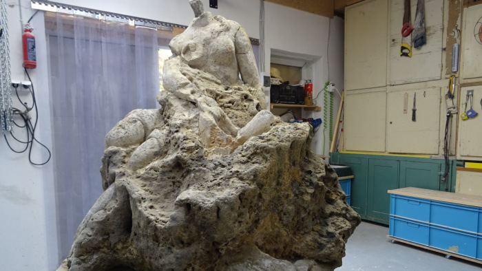 Rejtélyes szobrot találtak egy tatai kőtömbben