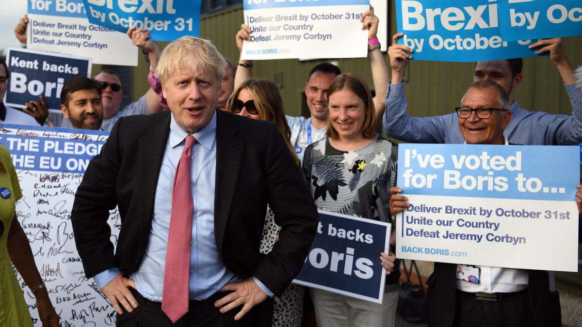 A kormányzó brit Konzervatív Párt vezetői tisztségéért és a miniszterelnöki posztért küzdő Boris Johnson egykori külügyminiszter támogató körében egy kampányrendezvényen Maidstone-ban 2019. július 11-én. A távozó Theresa May miniszterelnök pártvezetői tisztségéért Johnson és Jeremy Hunt jelenlegi külügyminiszter maradt versenyben.
