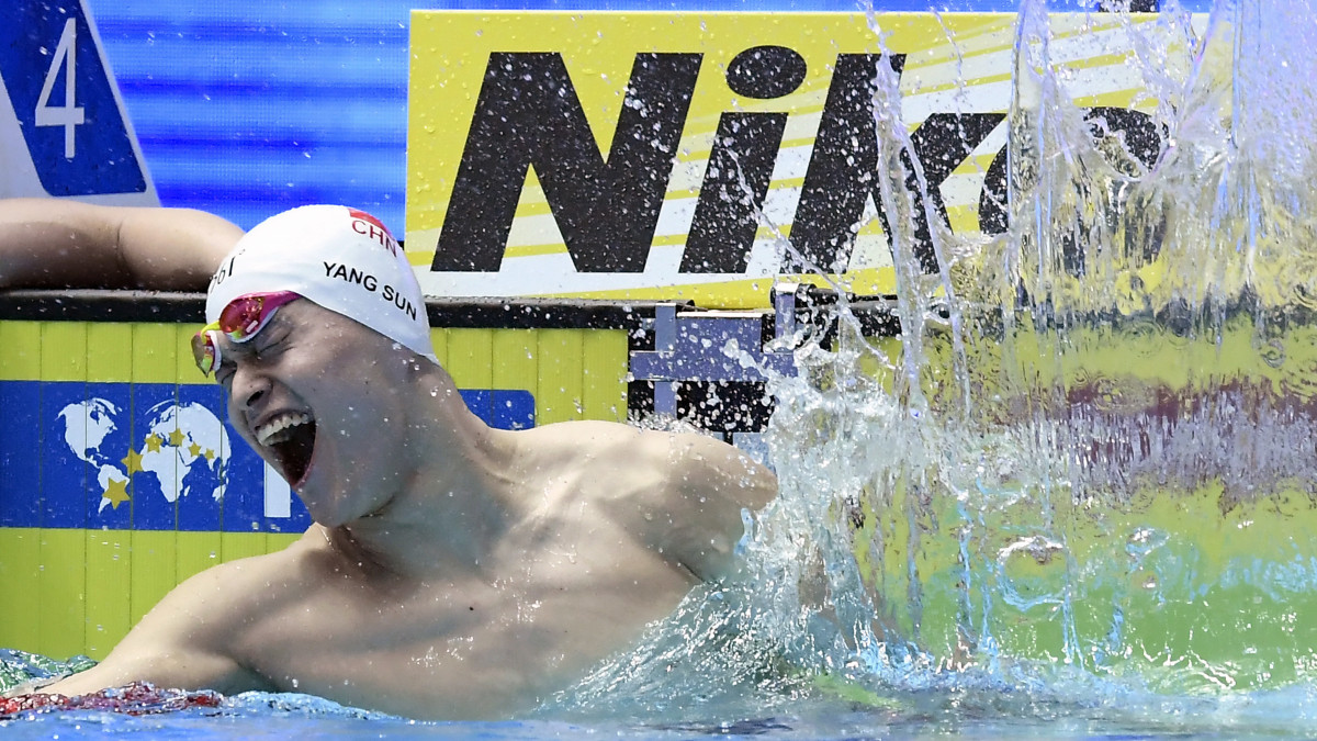 A győztes kínai Szun Jang a férfi 200 méteres gyorsúszás döntője után a 18. vizes világbajnokságon a dél-koreai Kvangdzsuban 2019. július 23-án.